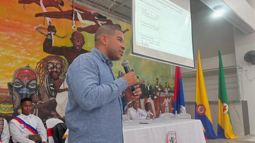 Rafael Bolaños presente en foro educativo de la institución Armando Luna Roa