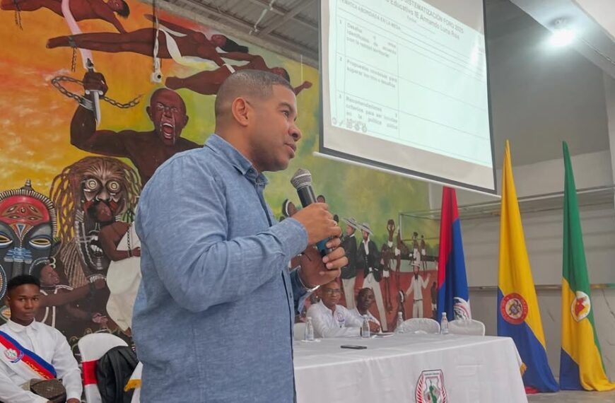 Rafael Bolaños presente en foro educativo de la institución Armando Luna Roa